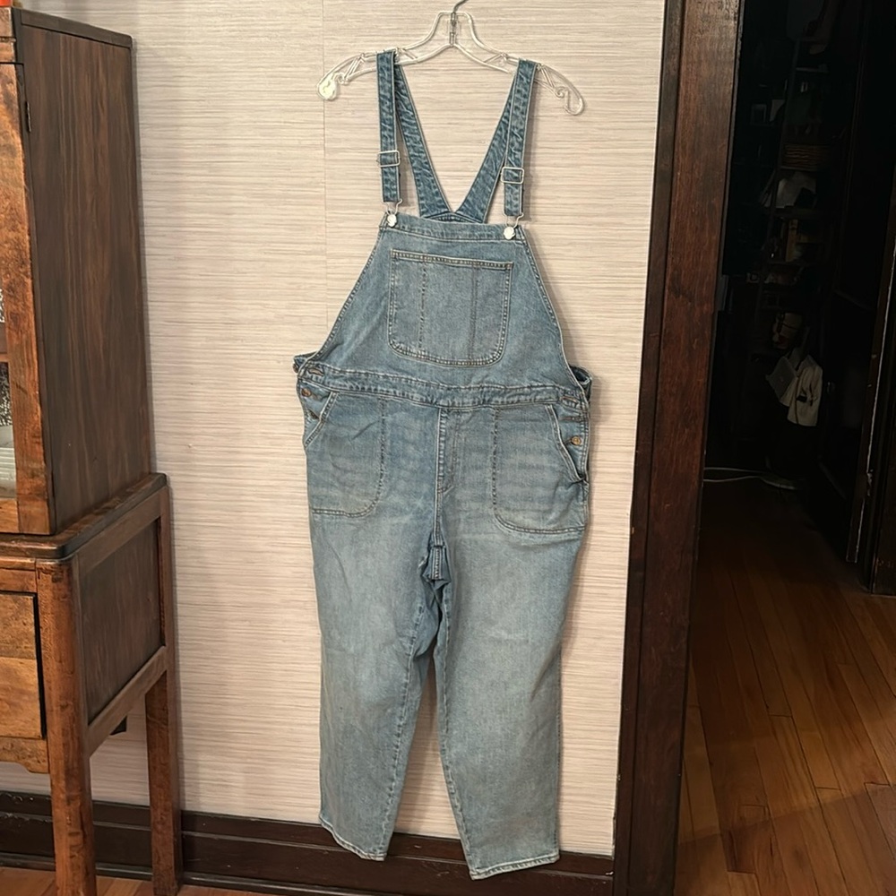 Old Navy cropped denim overalls with pockets
